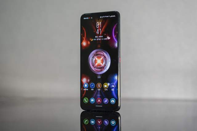 逼格滿(mǎn)滿(mǎn)的全方位游戲體驗(yàn) 騰訊ROG游戲手機(jī)5上手評(píng)測(cè)